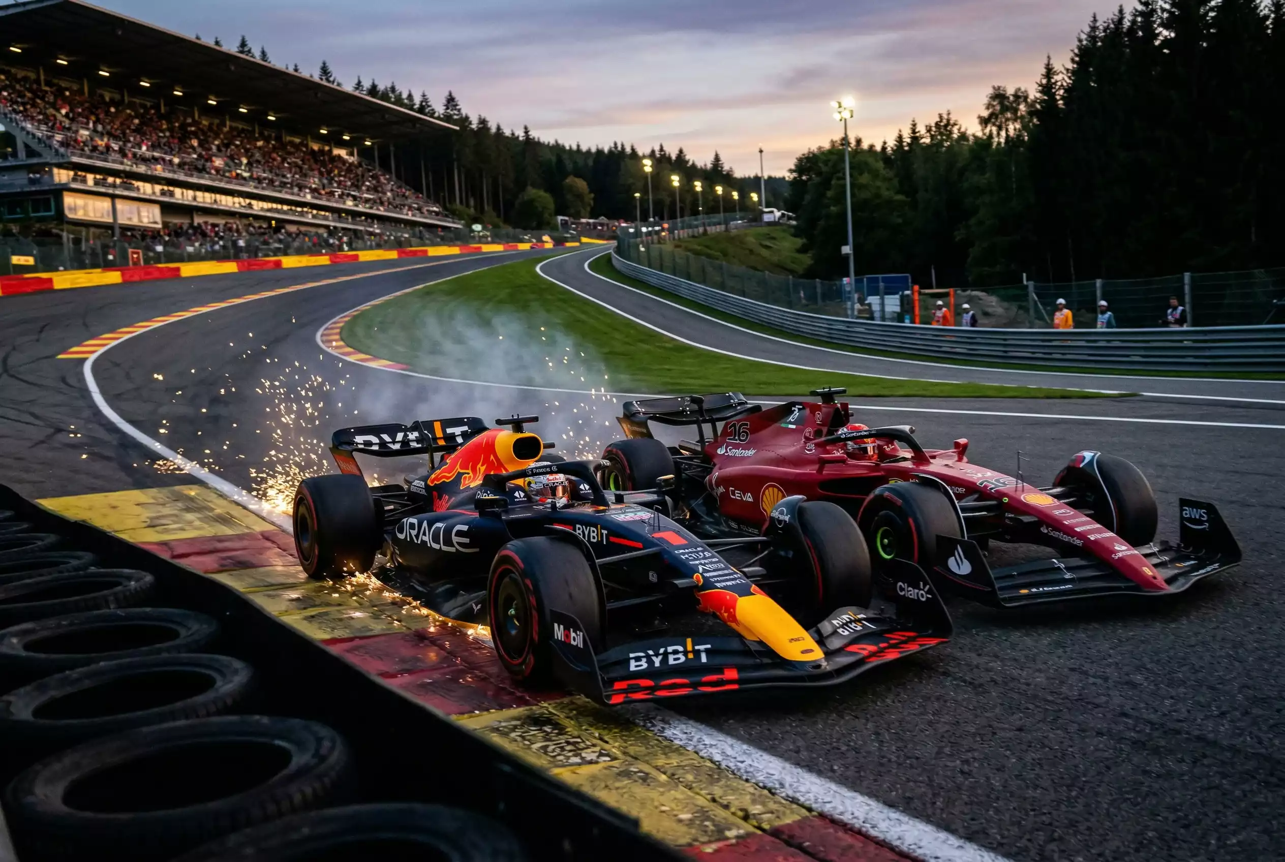 Formel 1 Live Wetten — Rennboliden im Zweikampf auf der Strecke