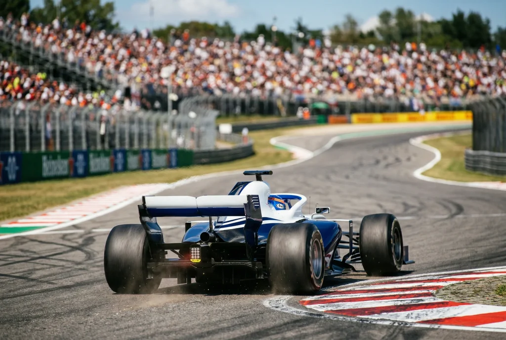 Formel 1 Rennwagen auf der Strecke als Einstieg in F1 Wetten fuer Anfaenger